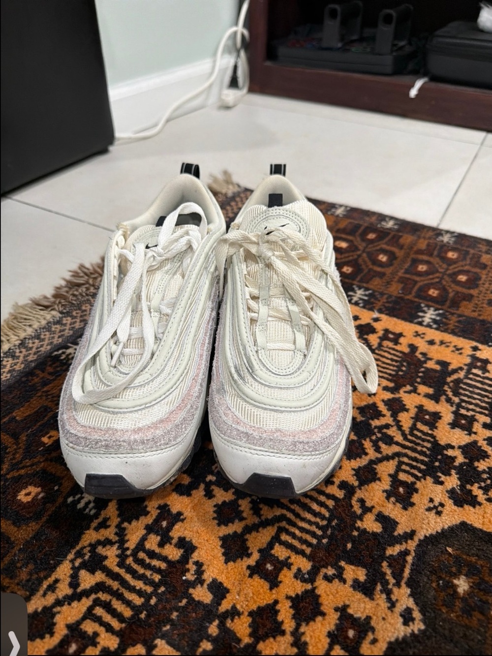Nike Men's Off-White / Light Pink Casual Sneakers